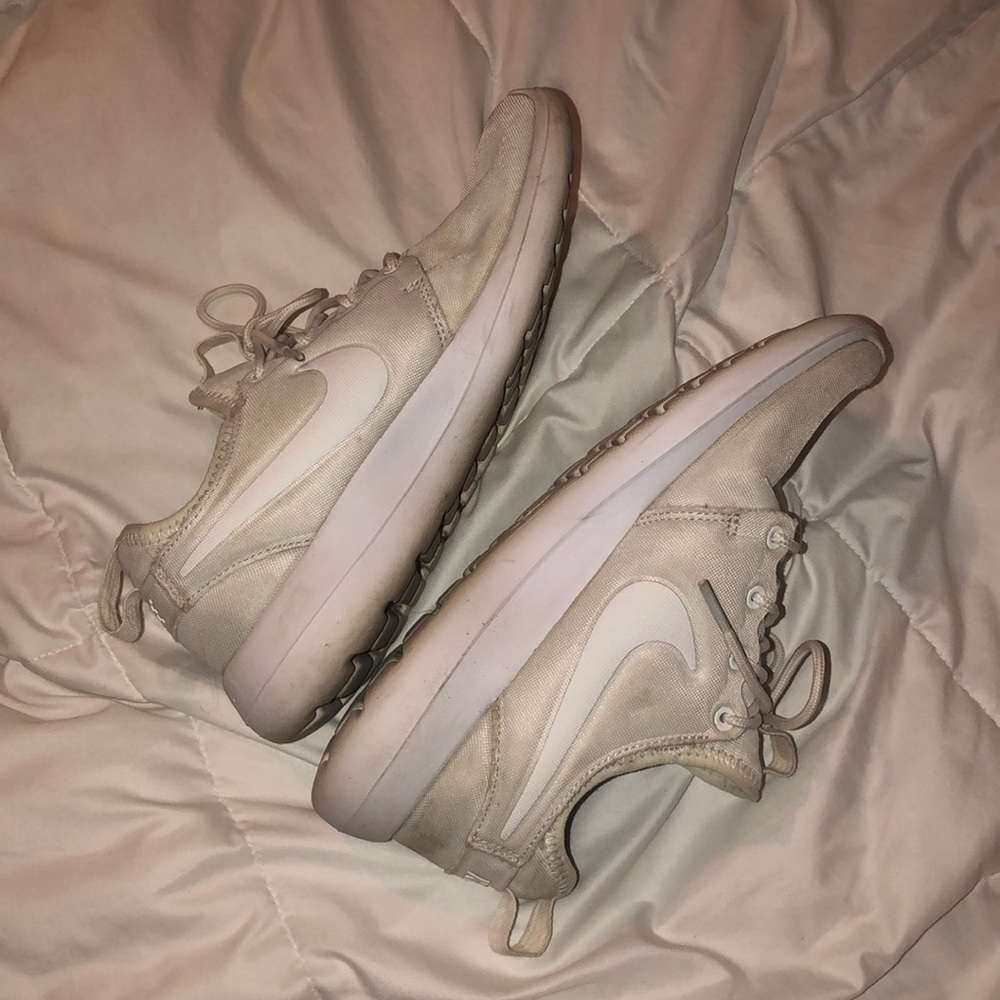 white nike roshe